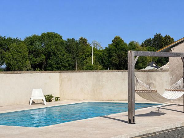 Longère de caractère avec piscine et vue dégagée sur la campagne