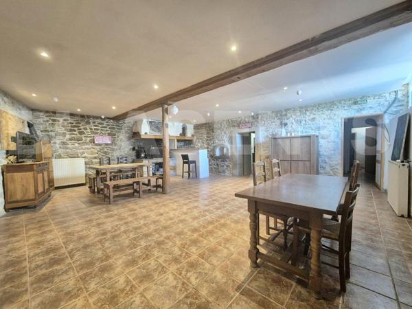 Rare sur le secteur de Léran : un ancien restaurant transformé en plusieurs habitations, idéal pour 