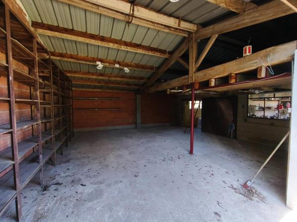 Maison avec hangar