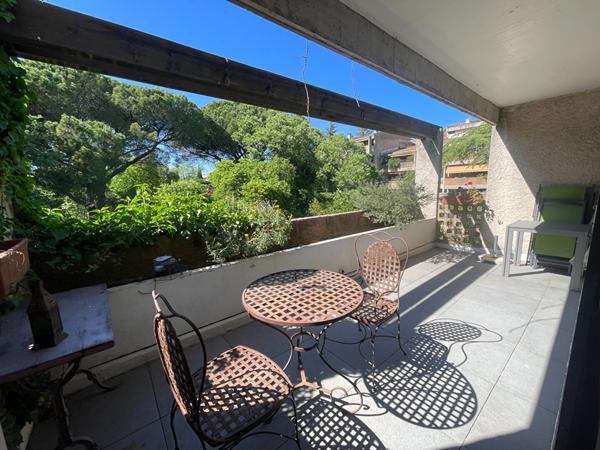 AIX EN PROVENCE - LA TORSE - CV A PIEDS -T3 TERRASSE - MEUBLE - PISCINE