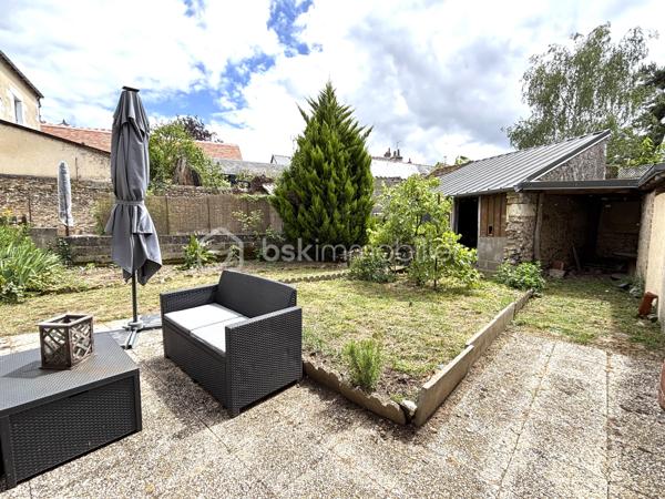 Découvrez cette charmante maison ancienne en centre-ville de BALLAN-MIRÉ et sa rénovation moderne !
Construite sur 3 niveaux, vous profiterez de plain-pied d'une pièce de vie, d'une cuisine aménagée avec accès direct à la terrasse et un toilette.
La partie nuit composée de deux chambres se situent aux étages avec une salle d'eau avec wc.
Agréable jardin exposé sud - Dépendance avec potentiel habitable.
Stationnement facile au pied de la maison.