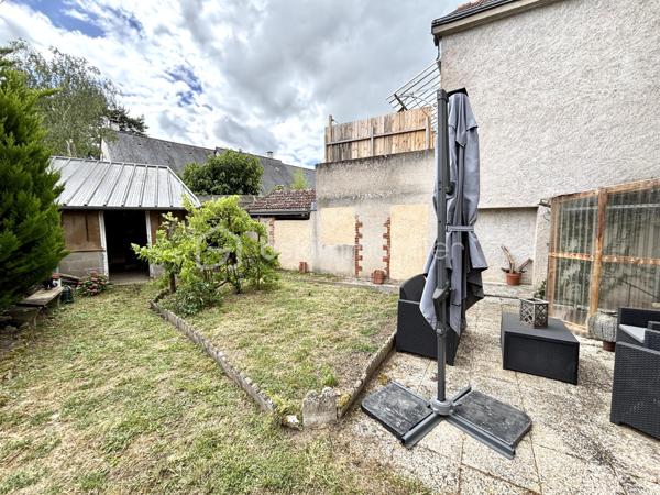 Découvrez cette charmante maison ancienne en centre-ville de BALLAN-MIRÉ et sa rénovation moderne !
Construite sur 3 niveaux, vous profiterez de plain-pied d'une pièce de vie, d'une cuisine aménagée avec accès direct à la terrasse et un toilette.
La partie nuit composée de deux chambres se situent aux étages avec une salle d'eau avec wc.
Agréable jardin exposé sud - Dépendance avec potentiel habitable.
Stationnement facile au pied de la maison.