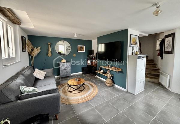 Découvrez cette charmante maison ancienne en centre-ville de BALLAN-MIRÉ et sa rénovation moderne !
Construite sur 3 niveaux, vous profiterez de plain-pied d'une pièce de vie, d'une cuisine aménagée avec accès direct à la terrasse et un toilette.
La partie nuit composée de deux chambres se situent aux étages avec une salle d'eau avec wc.
Agréable jardin exposé sud - Dépendance avec potentiel habitable.
Stationnement facile au pied de la maison.