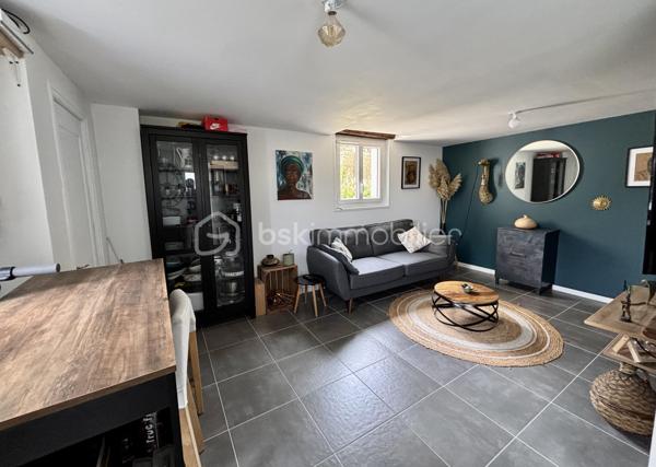 Découvrez cette charmante maison ancienne en centre-ville de BALLAN-MIRÉ et sa rénovation moderne !
Construite sur 3 niveaux, vous profiterez de plain-pied d'une pièce de vie, d'une cuisine aménagée avec accès direct à la terrasse et un toilette.
La partie nuit composée de deux chambres se situent aux étages avec une salle d'eau avec wc.
Agréable jardin exposé sud - Dépendance avec potentiel habitable.
Stationnement facile au pied de la maison.