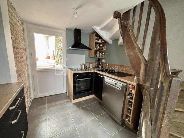 Découvrez cette charmante maison ancienne en centre-ville de BALLAN-MIRÉ et sa rénovation moderne !
Construite sur 3 niveaux, vous profiterez de plain-pied d'une pièce de vie, d'une cuisine aménagée avec accès direct à la terrasse et un toilette.
La partie nuit composée de deux chambres se situent aux étages avec une salle d'eau avec wc.
Agréable jardin exposé sud - Dépendance avec potentiel habitable.
Stationnement facile au pied de la maison.