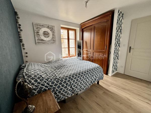 Découvrez cette charmante maison ancienne en centre-ville de BALLAN-MIRÉ et sa rénovation moderne !
Construite sur 3 niveaux, vous profiterez de plain-pied d'une pièce de vie, d'une cuisine aménagée avec accès direct à la terrasse et un toilette.
La partie nuit composée de deux chambres se situent aux étages avec une salle d'eau avec wc.
Agréable jardin exposé sud - Dépendance avec potentiel habitable.
Stationnement facile au pied de la maison.