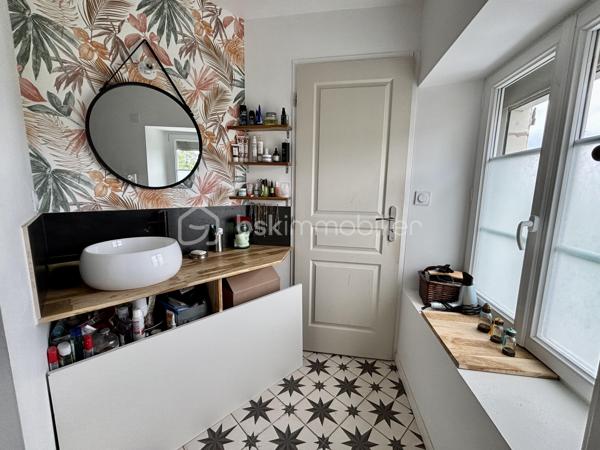 Découvrez cette charmante maison ancienne en centre-ville de BALLAN-MIRÉ et sa rénovation moderne !
Construite sur 3 niveaux, vous profiterez de plain-pied d'une pièce de vie, d'une cuisine aménagée avec accès direct à la terrasse et un toilette.
La partie nuit composée de deux chambres se situent aux étages avec une salle d'eau avec wc.
Agréable jardin exposé sud - Dépendance avec potentiel habitable.
Stationnement facile au pied de la maison.
