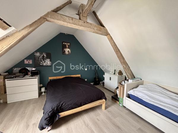 Découvrez cette charmante maison ancienne en centre-ville de BALLAN-MIRÉ et sa rénovation moderne !
Construite sur 3 niveaux, vous profiterez de plain-pied d'une pièce de vie, d'une cuisine aménagée avec accès direct à la terrasse et un toilette.
La partie nuit composée de deux chambres se situent aux étages avec une salle d'eau avec wc.
Agréable jardin exposé sud - Dépendance avec potentiel habitable.
Stationnement facile au pied de la maison.