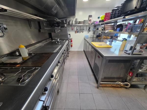 ST-PIERRE D'OLERON, emplacement N°1 parvis marché couvert, A vendre le Fonds Commerce Café - Bar - Restaurant