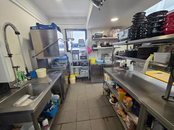 ST-PIERRE D'OLERON, emplacement N°1 parvis marché couvert, A vendre le Fonds Commerce Café - Bar - Restaurant