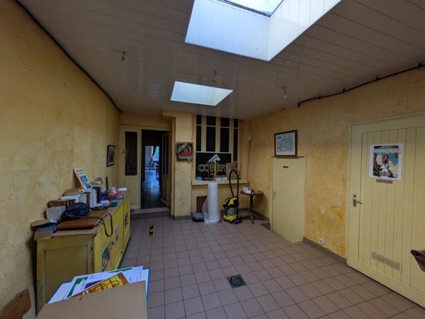 GUEMENE SUR SCORFF IMMEUBLE DE 239M² ENVIRON COMPOSÉ DE DEUX APPARTEMENTS ET UNE SURFACE COMMERCIALE PARCELLE DE 533m²