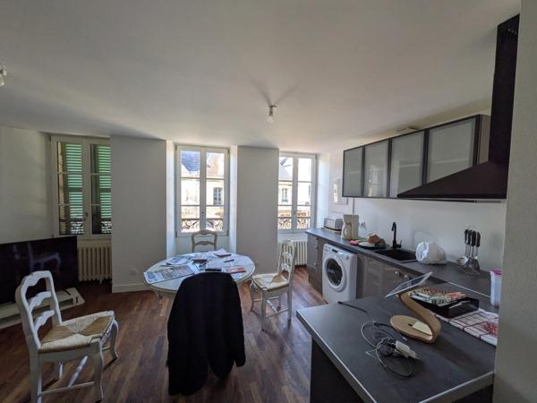 GUEMENE SUR SCORFF IMMEUBLE DE 239M² ENVIRON COMPOSÉ DE DEUX APPARTEMENTS ET UNE SURFACE COMMERCIALE PARCELLE DE 533m²