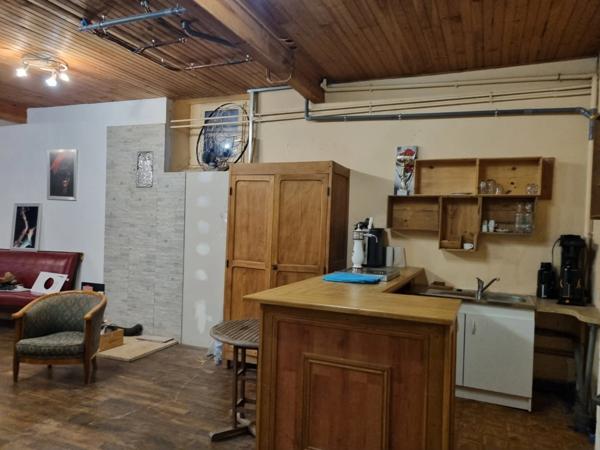 GUEMENE SUR SCORFF IMMEUBLE DE 239M² ENVIRON COMPOSÉ DE DEUX APPARTEMENTS ET UNE SURFACE COMMERCIALE PARCELLE DE 533m²