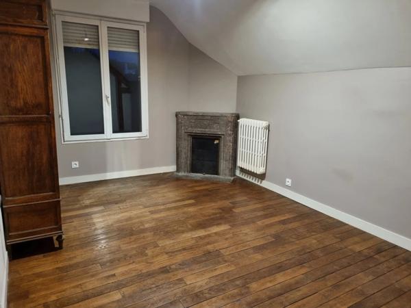 GUEMENE SUR SCORFF IMMEUBLE DE 239M² ENVIRON COMPOSÉ DE DEUX APPARTEMENTS ET UNE SURFACE COMMERCIALE PARCELLE DE 533m²