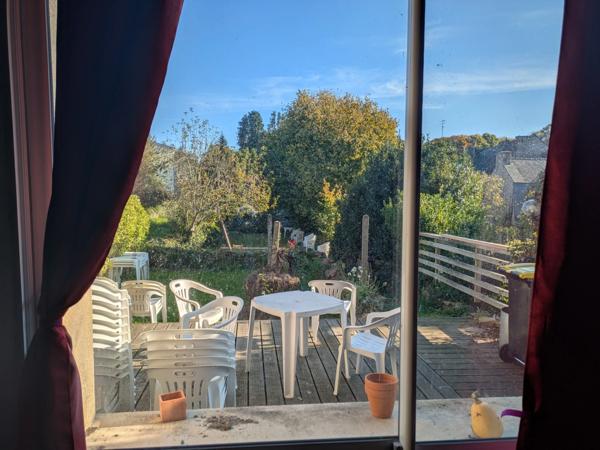 GUEMENE SUR SCORFF IMMEUBLE DE 239M² ENVIRON COMPOSÉ DE DEUX APPARTEMENTS ET UNE SURFACE COMMERCIALE PARCELLE DE 533m²