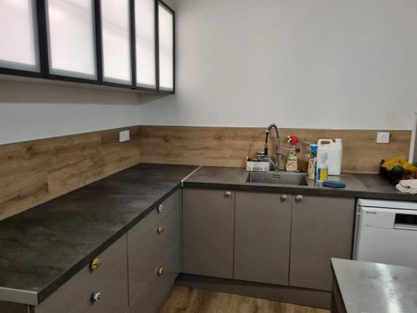 GUEMENE SUR SCORFF IMMEUBLE DE 239M² ENVIRON COMPOSÉ DE DEUX APPARTEMENTS ET UNE SURFACE COMMERCIALE PARCELLE DE 533m²
