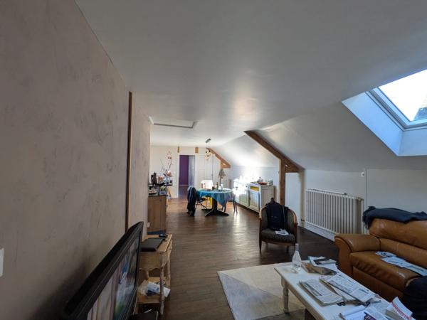 GUEMENE SUR SCORFF IMMEUBLE DE 239M² ENVIRON COMPOSÉ DE DEUX APPARTEMENTS ET UNE SURFACE COMMERCIALE PARCELLE DE 533m²