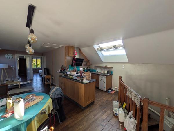 GUEMENE SUR SCORFF IMMEUBLE DE 239M² ENVIRON COMPOSÉ DE DEUX APPARTEMENTS ET UNE SURFACE COMMERCIALE PARCELLE DE 533m²