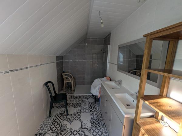GUEMENE SUR SCORFF IMMEUBLE DE 239M² ENVIRON COMPOSÉ DE DEUX APPARTEMENTS ET UNE SURFACE COMMERCIALE PARCELLE DE 533m²