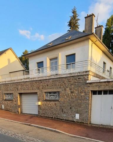 Sur un terrain de 1400 m2, cette maison des années 60 de près de 200 m2, vous séduira par son style vintage, sa localisation et ses volumes.
Au 1er niveau, elle se compose d’une entrée, une cuisine, un dégagement avec salle d’eau et WC, un salon/salle à manger avec cheminée de 30m2, une chambre, un second salon/bureau de 36 m2. Les pièces sont desservies par de grands couloirs.
A l’étage un espace détente, aménagé en salon, dessert 4 chambres, une salle d’eau avec WC ainsi qu’un grenier au même niveau, offrant un potentiel d’aménagement supplémentaire.
Le sous-sol non enterré, composé de plusieurs pièces, pourrait  convenir à une activité artisanale.
Un second garage jouxte le premier.
Cette maison  pourra accueillir une famille, un artisan, ou pourquoi pas un projet de chambres d’hôtes.
Elle est implantée sur un terrain offrant un environnement naturel privilégié.
Son jardin en relief, agrémenté d’arbres et d’un espace à l’esprit sous bois, créé une atmosphère paisible et intimiste.
Alors pour visiter, ne tardez pas, appelez moi.