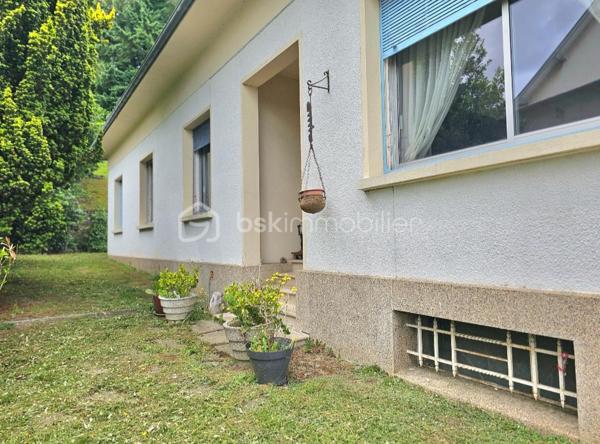 Sur un terrain de 1400 m2, cette maison des années 60 de près de 200 m2, vous séduira par son style vintage, sa localisation et ses volumes.
Au 1er niveau, elle se compose d’une entrée, une cuisine, un dégagement avec salle d’eau et WC, un salon/salle à manger avec cheminée de 30m2, une chambre, un second salon/bureau de 36 m2. Les pièces sont desservies par de grands couloirs.
A l’étage un espace détente, aménagé en salon, dessert 4 chambres, une salle d’eau avec WC ainsi qu’un grenier au même niveau, offrant un potentiel d’aménagement supplémentaire.
Le sous-sol non enterré, composé de plusieurs pièces, pourrait  convenir à une activité artisanale.
Un second garage jouxte le premier.
Cette maison  pourra accueillir une famille, un artisan, ou pourquoi pas un projet de chambres d’hôtes.
Elle est implantée sur un terrain offrant un environnement naturel privilégié.
Son jardin en relief, agrémenté d’arbres et d’un espace à l’esprit sous bois, créé une atmosphère paisible et intimiste.
Alors pour visiter, ne tardez pas, appelez moi.