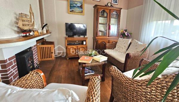 Sur un terrain de 1400 m2, cette maison des années 60 de près de 200 m2, vous séduira par son style vintage, sa localisation et ses volumes.
Au 1er niveau, elle se compose d’une entrée, une cuisine, un dégagement avec salle d’eau et WC, un salon/salle à manger avec cheminée de 30m2, une chambre, un second salon/bureau de 36 m2. Les pièces sont desservies par de grands couloirs.
A l’étage un espace détente, aménagé en salon, dessert 4 chambres, une salle d’eau avec WC ainsi qu’un grenier au même niveau, offrant un potentiel d’aménagement supplémentaire.
Le sous-sol non enterré, composé de plusieurs pièces, pourrait  convenir à une activité artisanale.
Un second garage jouxte le premier.
Cette maison  pourra accueillir une famille, un artisan, ou pourquoi pas un projet de chambres d’hôtes.
Elle est implantée sur un terrain offrant un environnement naturel privilégié.
Son jardin en relief, agrémenté d’arbres et d’un espace à l’esprit sous bois, créé une atmosphère paisible et intimiste.
Alors pour visiter, ne tardez pas, appelez moi.