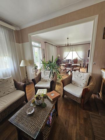 Sur un terrain de 1400 m2, cette maison des années 60 de près de 200 m2, vous séduira par son style vintage, sa localisation et ses volumes.
Au 1er niveau, elle se compose d’une entrée, une cuisine, un dégagement avec salle d’eau et WC, un salon/salle à manger avec cheminée de 30m2, une chambre, un second salon/bureau de 36 m2. Les pièces sont desservies par de grands couloirs.
A l’étage un espace détente, aménagé en salon, dessert 4 chambres, une salle d’eau avec WC ainsi qu’un grenier au même niveau, offrant un potentiel d’aménagement supplémentaire.
Le sous-sol non enterré, composé de plusieurs pièces, pourrait  convenir à une activité artisanale.
Un second garage jouxte le premier.
Cette maison  pourra accueillir une famille, un artisan, ou pourquoi pas un projet de chambres d’hôtes.
Elle est implantée sur un terrain offrant un environnement naturel privilégié.
Son jardin en relief, agrémenté d’arbres et d’un espace à l’esprit sous bois, créé une atmosphère paisible et intimiste.
Alors pour visiter, ne tardez pas, appelez moi.