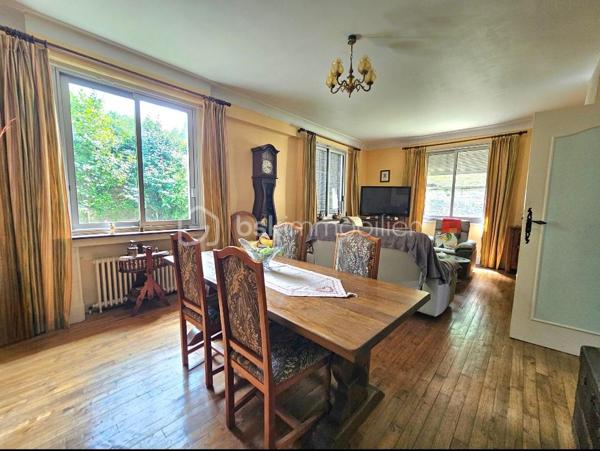 Sur un terrain de 1400 m2, cette maison des années 60 de près de 200 m2, vous séduira par son style vintage, sa localisation et ses volumes.
Au 1er niveau, elle se compose d’une entrée, une cuisine, un dégagement avec salle d’eau et WC, un salon/salle à manger avec cheminée de 30m2, une chambre, un second salon/bureau de 36 m2. Les pièces sont desservies par de grands couloirs.
A l’étage un espace détente, aménagé en salon, dessert 4 chambres, une salle d’eau avec WC ainsi qu’un grenier au même niveau, offrant un potentiel d’aménagement supplémentaire.
Le sous-sol non enterré, composé de plusieurs pièces, pourrait  convenir à une activité artisanale.
Un second garage jouxte le premier.
Cette maison  pourra accueillir une famille, un artisan, ou pourquoi pas un projet de chambres d’hôtes.
Elle est implantée sur un terrain offrant un environnement naturel privilégié.
Son jardin en relief, agrémenté d’arbres et d’un espace à l’esprit sous bois, créé une atmosphère paisible et intimiste.
Alors pour visiter, ne tardez pas, appelez moi.