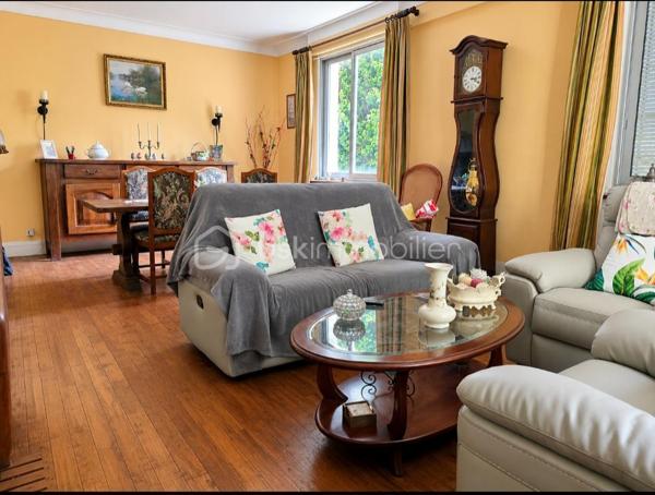 Sur un terrain de 1400 m2, cette maison des années 60 de près de 200 m2, vous séduira par son style vintage, sa localisation et ses volumes.
Au 1er niveau, elle se compose d’une entrée, une cuisine, un dégagement avec salle d’eau et WC, un salon/salle à manger avec cheminée de 30m2, une chambre, un second salon/bureau de 36 m2. Les pièces sont desservies par de grands couloirs.
A l’étage un espace détente, aménagé en salon, dessert 4 chambres, une salle d’eau avec WC ainsi qu’un grenier au même niveau, offrant un potentiel d’aménagement supplémentaire.
Le sous-sol non enterré, composé de plusieurs pièces, pourrait  convenir à une activité artisanale.
Un second garage jouxte le premier.
Cette maison  pourra accueillir une famille, un artisan, ou pourquoi pas un projet de chambres d’hôtes.
Elle est implantée sur un terrain offrant un environnement naturel privilégié.
Son jardin en relief, agrémenté d’arbres et d’un espace à l’esprit sous bois, créé une atmosphère paisible et intimiste.
Alors pour visiter, ne tardez pas, appelez moi.