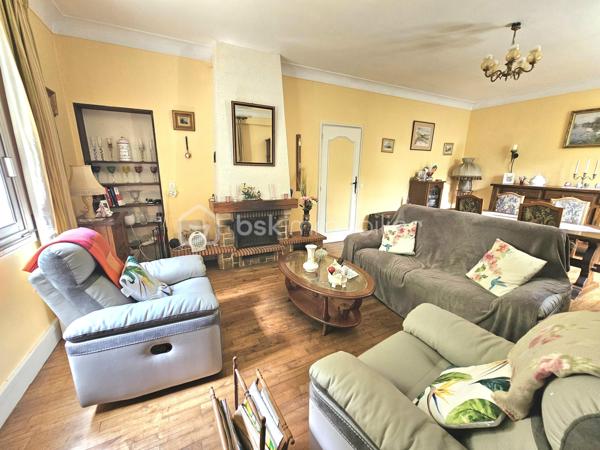 Sur un terrain de 1400 m2, cette maison des années 60 de près de 200 m2, vous séduira par son style vintage, sa localisation et ses volumes.
Au 1er niveau, elle se compose d’une entrée, une cuisine, un dégagement avec salle d’eau et WC, un salon/salle à manger avec cheminée de 30m2, une chambre, un second salon/bureau de 36 m2. Les pièces sont desservies par de grands couloirs.
A l’étage un espace détente, aménagé en salon, dessert 4 chambres, une salle d’eau avec WC ainsi qu’un grenier au même niveau, offrant un potentiel d’aménagement supplémentaire.
Le sous-sol non enterré, composé de plusieurs pièces, pourrait  convenir à une activité artisanale.
Un second garage jouxte le premier.
Cette maison  pourra accueillir une famille, un artisan, ou pourquoi pas un projet de chambres d’hôtes.
Elle est implantée sur un terrain offrant un environnement naturel privilégié.
Son jardin en relief, agrémenté d’arbres et d’un espace à l’esprit sous bois, créé une atmosphère paisible et intimiste.
Alors pour visiter, ne tardez pas, appelez moi.