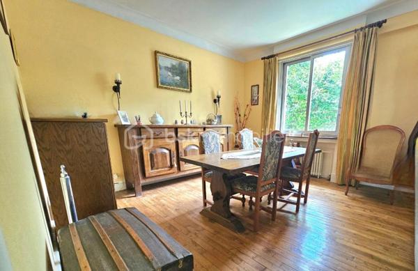 Sur un terrain de 1400 m2, cette maison des années 60 de près de 200 m2, vous séduira par son style vintage, sa localisation et ses volumes.
Au 1er niveau, elle se compose d’une entrée, une cuisine, un dégagement avec salle d’eau et WC, un salon/salle à manger avec cheminée de 30m2, une chambre, un second salon/bureau de 36 m2. Les pièces sont desservies par de grands couloirs.
A l’étage un espace détente, aménagé en salon, dessert 4 chambres, une salle d’eau avec WC ainsi qu’un grenier au même niveau, offrant un potentiel d’aménagement supplémentaire.
Le sous-sol non enterré, composé de plusieurs pièces, pourrait  convenir à une activité artisanale.
Un second garage jouxte le premier.
Cette maison  pourra accueillir une famille, un artisan, ou pourquoi pas un projet de chambres d’hôtes.
Elle est implantée sur un terrain offrant un environnement naturel privilégié.
Son jardin en relief, agrémenté d’arbres et d’un espace à l’esprit sous bois, créé une atmosphère paisible et intimiste.
Alors pour visiter, ne tardez pas, appelez moi.