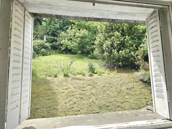 Sur un terrain de 1400 m2, cette maison des années 60 de près de 200 m2, vous séduira par son style vintage, sa localisation et ses volumes.
Au 1er niveau, elle se compose d’une entrée, une cuisine, un dégagement avec salle d’eau et WC, un salon/salle à manger avec cheminée de 30m2, une chambre, un second salon/bureau de 36 m2. Les pièces sont desservies par de grands couloirs.
A l’étage un espace détente, aménagé en salon, dessert 4 chambres, une salle d’eau avec WC ainsi qu’un grenier au même niveau, offrant un potentiel d’aménagement supplémentaire.
Le sous-sol non enterré, composé de plusieurs pièces, pourrait  convenir à une activité artisanale.
Un second garage jouxte le premier.
Cette maison  pourra accueillir une famille, un artisan, ou pourquoi pas un projet de chambres d’hôtes.
Elle est implantée sur un terrain offrant un environnement naturel privilégié.
Son jardin en relief, agrémenté d’arbres et d’un espace à l’esprit sous bois, créé une atmosphère paisible et intimiste.
Alors pour visiter, ne tardez pas, appelez moi.