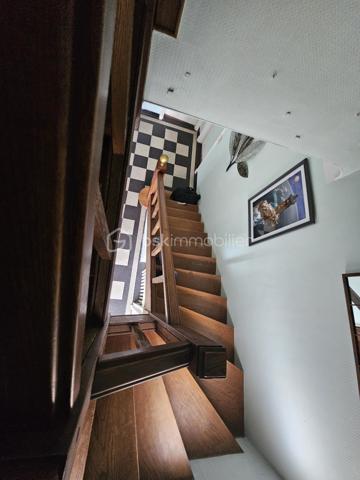 Sur un terrain de 1400 m2, cette maison des années 60 de près de 200 m2, vous séduira par son style vintage, sa localisation et ses volumes.
Au 1er niveau, elle se compose d’une entrée, une cuisine, un dégagement avec salle d’eau et WC, un salon/salle à manger avec cheminée de 30m2, une chambre, un second salon/bureau de 36 m2. Les pièces sont desservies par de grands couloirs.
A l’étage un espace détente, aménagé en salon, dessert 4 chambres, une salle d’eau avec WC ainsi qu’un grenier au même niveau, offrant un potentiel d’aménagement supplémentaire.
Le sous-sol non enterré, composé de plusieurs pièces, pourrait  convenir à une activité artisanale.
Un second garage jouxte le premier.
Cette maison  pourra accueillir une famille, un artisan, ou pourquoi pas un projet de chambres d’hôtes.
Elle est implantée sur un terrain offrant un environnement naturel privilégié.
Son jardin en relief, agrémenté d’arbres et d’un espace à l’esprit sous bois, créé une atmosphère paisible et intimiste.
Alors pour visiter, ne tardez pas, appelez moi.
