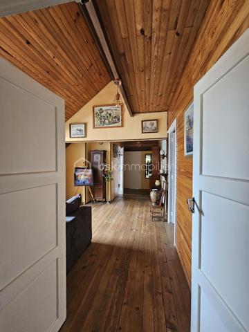 Sur un terrain de 1400 m2, cette maison des années 60 de près de 200 m2, vous séduira par son style vintage, sa localisation et ses volumes.
Au 1er niveau, elle se compose d’une entrée, une cuisine, un dégagement avec salle d’eau et WC, un salon/salle à manger avec cheminée de 30m2, une chambre, un second salon/bureau de 36 m2. Les pièces sont desservies par de grands couloirs.
A l’étage un espace détente, aménagé en salon, dessert 4 chambres, une salle d’eau avec WC ainsi qu’un grenier au même niveau, offrant un potentiel d’aménagement supplémentaire.
Le sous-sol non enterré, composé de plusieurs pièces, pourrait  convenir à une activité artisanale.
Un second garage jouxte le premier.
Cette maison  pourra accueillir une famille, un artisan, ou pourquoi pas un projet de chambres d’hôtes.
Elle est implantée sur un terrain offrant un environnement naturel privilégié.
Son jardin en relief, agrémenté d’arbres et d’un espace à l’esprit sous bois, créé une atmosphère paisible et intimiste.
Alors pour visiter, ne tardez pas, appelez moi.
