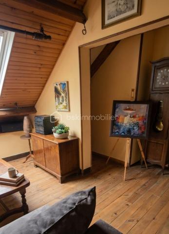 Sur un terrain de 1400 m2, cette maison des années 60 de près de 200 m2, vous séduira par son style vintage, sa localisation et ses volumes.
Au 1er niveau, elle se compose d’une entrée, une cuisine, un dégagement avec salle d’eau et WC, un salon/salle à manger avec cheminée de 30m2, une chambre, un second salon/bureau de 36 m2. Les pièces sont desservies par de grands couloirs.
A l’étage un espace détente, aménagé en salon, dessert 4 chambres, une salle d’eau avec WC ainsi qu’un grenier au même niveau, offrant un potentiel d’aménagement supplémentaire.
Le sous-sol non enterré, composé de plusieurs pièces, pourrait  convenir à une activité artisanale.
Un second garage jouxte le premier.
Cette maison  pourra accueillir une famille, un artisan, ou pourquoi pas un projet de chambres d’hôtes.
Elle est implantée sur un terrain offrant un environnement naturel privilégié.
Son jardin en relief, agrémenté d’arbres et d’un espace à l’esprit sous bois, créé une atmosphère paisible et intimiste.
Alors pour visiter, ne tardez pas, appelez moi.