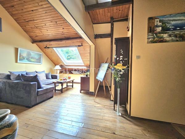 Sur un terrain de 1400 m2, cette maison des années 60 de près de 200 m2, vous séduira par son style vintage, sa localisation et ses volumes.
Au 1er niveau, elle se compose d’une entrée, une cuisine, un dégagement avec salle d’eau et WC, un salon/salle à manger avec cheminée de 30m2, une chambre, un second salon/bureau de 36 m2. Les pièces sont desservies par de grands couloirs.
A l’étage un espace détente, aménagé en salon, dessert 4 chambres, une salle d’eau avec WC ainsi qu’un grenier au même niveau, offrant un potentiel d’aménagement supplémentaire.
Le sous-sol non enterré, composé de plusieurs pièces, pourrait  convenir à une activité artisanale.
Un second garage jouxte le premier.
Cette maison  pourra accueillir une famille, un artisan, ou pourquoi pas un projet de chambres d’hôtes.
Elle est implantée sur un terrain offrant un environnement naturel privilégié.
Son jardin en relief, agrémenté d’arbres et d’un espace à l’esprit sous bois, créé une atmosphère paisible et intimiste.
Alors pour visiter, ne tardez pas, appelez moi.