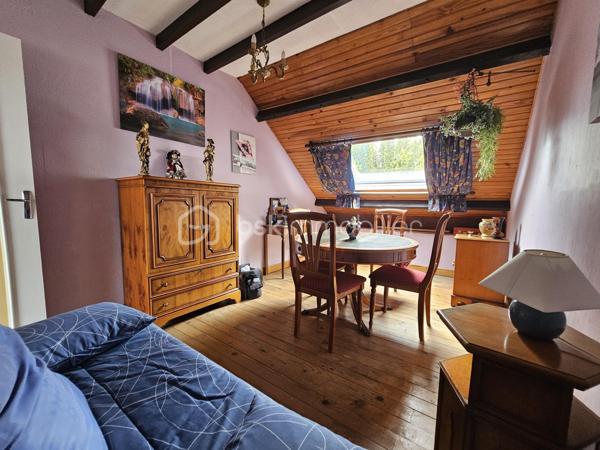 Sur un terrain de 1400 m2, cette maison des années 60 de près de 200 m2, vous séduira par son style vintage, sa localisation et ses volumes.
Au 1er niveau, elle se compose d’une entrée, une cuisine, un dégagement avec salle d’eau et WC, un salon/salle à manger avec cheminée de 30m2, une chambre, un second salon/bureau de 36 m2. Les pièces sont desservies par de grands couloirs.
A l’étage un espace détente, aménagé en salon, dessert 4 chambres, une salle d’eau avec WC ainsi qu’un grenier au même niveau, offrant un potentiel d’aménagement supplémentaire.
Le sous-sol non enterré, composé de plusieurs pièces, pourrait  convenir à une activité artisanale.
Un second garage jouxte le premier.
Cette maison  pourra accueillir une famille, un artisan, ou pourquoi pas un projet de chambres d’hôtes.
Elle est implantée sur un terrain offrant un environnement naturel privilégié.
Son jardin en relief, agrémenté d’arbres et d’un espace à l’esprit sous bois, créé une atmosphère paisible et intimiste.
Alors pour visiter, ne tardez pas, appelez moi.