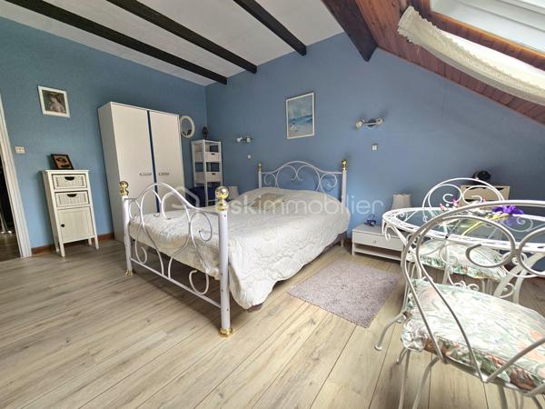 Sur un terrain de 1400 m2, cette maison des années 60 de près de 200 m2, vous séduira par son style vintage, sa localisation et ses volumes.
Au 1er niveau, elle se compose d’une entrée, une cuisine, un dégagement avec salle d’eau et WC, un salon/salle à manger avec cheminée de 30m2, une chambre, un second salon/bureau de 36 m2. Les pièces sont desservies par de grands couloirs.
A l’étage un espace détente, aménagé en salon, dessert 4 chambres, une salle d’eau avec WC ainsi qu’un grenier au même niveau, offrant un potentiel d’aménagement supplémentaire.
Le sous-sol non enterré, composé de plusieurs pièces, pourrait  convenir à une activité artisanale.
Un second garage jouxte le premier.
Cette maison  pourra accueillir une famille, un artisan, ou pourquoi pas un projet de chambres d’hôtes.
Elle est implantée sur un terrain offrant un environnement naturel privilégié.
Son jardin en relief, agrémenté d’arbres et d’un espace à l’esprit sous bois, créé une atmosphère paisible et intimiste.
Alors pour visiter, ne tardez pas, appelez moi.