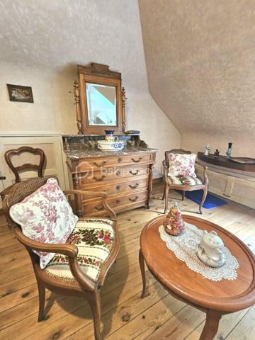 Sur un terrain de 1400 m2, cette maison des années 60 de près de 200 m2, vous séduira par son style vintage, sa localisation et ses volumes.
Au 1er niveau, elle se compose d’une entrée, une cuisine, un dégagement avec salle d’eau et WC, un salon/salle à manger avec cheminée de 30m2, une chambre, un second salon/bureau de 36 m2. Les pièces sont desservies par de grands couloirs.
A l’étage un espace détente, aménagé en salon, dessert 4 chambres, une salle d’eau avec WC ainsi qu’un grenier au même niveau, offrant un potentiel d’aménagement supplémentaire.
Le sous-sol non enterré, composé de plusieurs pièces, pourrait  convenir à une activité artisanale.
Un second garage jouxte le premier.
Cette maison  pourra accueillir une famille, un artisan, ou pourquoi pas un projet de chambres d’hôtes.
Elle est implantée sur un terrain offrant un environnement naturel privilégié.
Son jardin en relief, agrémenté d’arbres et d’un espace à l’esprit sous bois, créé une atmosphère paisible et intimiste.
Alors pour visiter, ne tardez pas, appelez moi.