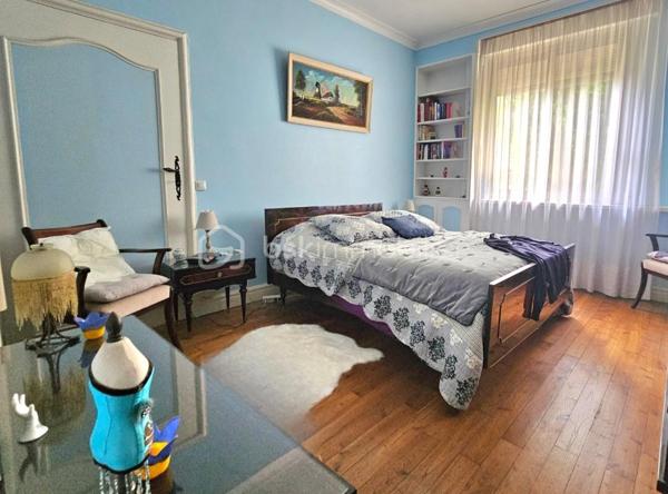 Sur un terrain de 1400 m2, cette maison des années 60 de près de 200 m2, vous séduira par son style vintage, sa localisation et ses volumes.
Au 1er niveau, elle se compose d’une entrée, une cuisine, un dégagement avec salle d’eau et WC, un salon/salle à manger avec cheminée de 30m2, une chambre, un second salon/bureau de 36 m2. Les pièces sont desservies par de grands couloirs.
A l’étage un espace détente, aménagé en salon, dessert 4 chambres, une salle d’eau avec WC ainsi qu’un grenier au même niveau, offrant un potentiel d’aménagement supplémentaire.
Le sous-sol non enterré, composé de plusieurs pièces, pourrait  convenir à une activité artisanale.
Un second garage jouxte le premier.
Cette maison  pourra accueillir une famille, un artisan, ou pourquoi pas un projet de chambres d’hôtes.
Elle est implantée sur un terrain offrant un environnement naturel privilégié.
Son jardin en relief, agrémenté d’arbres et d’un espace à l’esprit sous bois, créé une atmosphère paisible et intimiste.
Alors pour visiter, ne tardez pas, appelez moi.