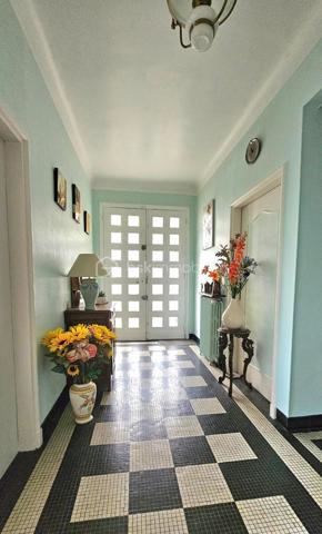 Sur un terrain de 1400 m2, cette maison des années 60 de près de 200 m2, vous séduira par son style vintage, sa localisation et ses volumes.
Au 1er niveau, elle se compose d’une entrée, une cuisine, un dégagement avec salle d’eau et WC, un salon/salle à manger avec cheminée de 30m2, une chambre, un second salon/bureau de 36 m2. Les pièces sont desservies par de grands couloirs.
A l’étage un espace détente, aménagé en salon, dessert 4 chambres, une salle d’eau avec WC ainsi qu’un grenier au même niveau, offrant un potentiel d’aménagement supplémentaire.
Le sous-sol non enterré, composé de plusieurs pièces, pourrait  convenir à une activité artisanale.
Un second garage jouxte le premier.
Cette maison  pourra accueillir une famille, un artisan, ou pourquoi pas un projet de chambres d’hôtes.
Elle est implantée sur un terrain offrant un environnement naturel privilégié.
Son jardin en relief, agrémenté d’arbres et d’un espace à l’esprit sous bois, créé une atmosphère paisible et intimiste.
Alors pour visiter, ne tardez pas, appelez moi.
