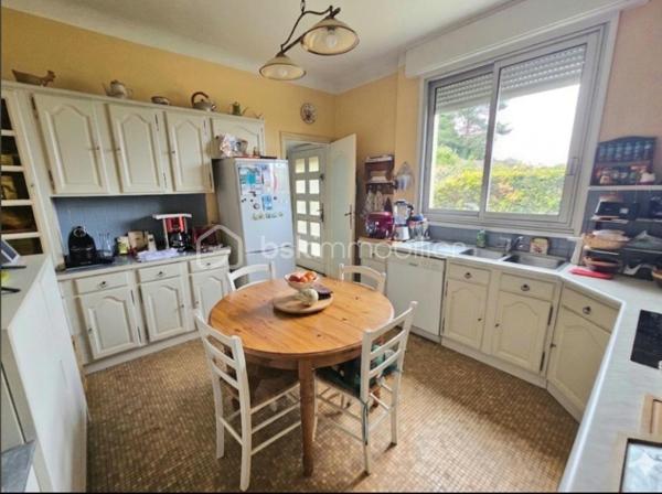 Sur un terrain de 1400 m2, cette maison des années 60 de près de 200 m2, vous séduira par son style vintage, sa localisation et ses volumes.
Au 1er niveau, elle se compose d’une entrée, une cuisine, un dégagement avec salle d’eau et WC, un salon/salle à manger avec cheminée de 30m2, une chambre, un second salon/bureau de 36 m2. Les pièces sont desservies par de grands couloirs.
A l’étage un espace détente, aménagé en salon, dessert 4 chambres, une salle d’eau avec WC ainsi qu’un grenier au même niveau, offrant un potentiel d’aménagement supplémentaire.
Le sous-sol non enterré, composé de plusieurs pièces, pourrait  convenir à une activité artisanale.
Un second garage jouxte le premier.
Cette maison  pourra accueillir une famille, un artisan, ou pourquoi pas un projet de chambres d’hôtes.
Elle est implantée sur un terrain offrant un environnement naturel privilégié.
Son jardin en relief, agrémenté d’arbres et d’un espace à l’esprit sous bois, créé une atmosphère paisible et intimiste.
Alors pour visiter, ne tardez pas, appelez moi.