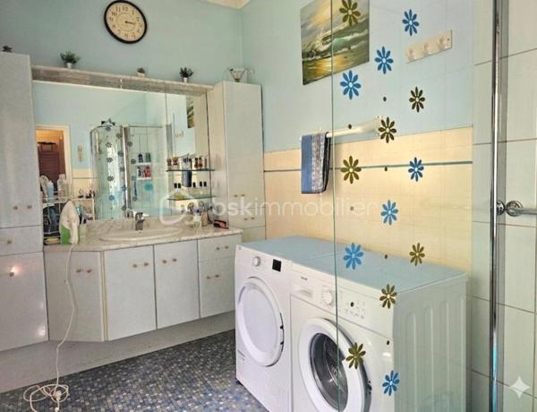 Sur un terrain de 1400 m2, cette maison des années 60 de près de 200 m2, vous séduira par son style vintage, sa localisation et ses volumes.
Au 1er niveau, elle se compose d’une entrée, une cuisine, un dégagement avec salle d’eau et WC, un salon/salle à manger avec cheminée de 30m2, une chambre, un second salon/bureau de 36 m2. Les pièces sont desservies par de grands couloirs.
A l’étage un espace détente, aménagé en salon, dessert 4 chambres, une salle d’eau avec WC ainsi qu’un grenier au même niveau, offrant un potentiel d’aménagement supplémentaire.
Le sous-sol non enterré, composé de plusieurs pièces, pourrait  convenir à une activité artisanale.
Un second garage jouxte le premier.
Cette maison  pourra accueillir une famille, un artisan, ou pourquoi pas un projet de chambres d’hôtes.
Elle est implantée sur un terrain offrant un environnement naturel privilégié.
Son jardin en relief, agrémenté d’arbres et d’un espace à l’esprit sous bois, créé une atmosphère paisible et intimiste.
Alors pour visiter, ne tardez pas, appelez moi.