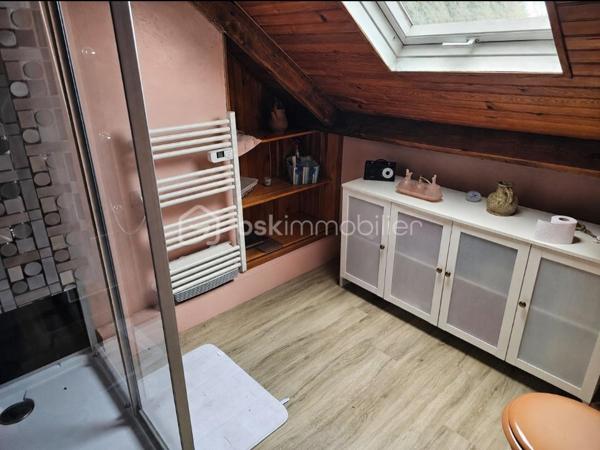 Sur un terrain de 1400 m2, cette maison des années 60 de près de 200 m2, vous séduira par son style vintage, sa localisation et ses volumes.
Au 1er niveau, elle se compose d’une entrée, une cuisine, un dégagement avec salle d’eau et WC, un salon/salle à manger avec cheminée de 30m2, une chambre, un second salon/bureau de 36 m2. Les pièces sont desservies par de grands couloirs.
A l’étage un espace détente, aménagé en salon, dessert 4 chambres, une salle d’eau avec WC ainsi qu’un grenier au même niveau, offrant un potentiel d’aménagement supplémentaire.
Le sous-sol non enterré, composé de plusieurs pièces, pourrait  convenir à une activité artisanale.
Un second garage jouxte le premier.
Cette maison  pourra accueillir une famille, un artisan, ou pourquoi pas un projet de chambres d’hôtes.
Elle est implantée sur un terrain offrant un environnement naturel privilégié.
Son jardin en relief, agrémenté d’arbres et d’un espace à l’esprit sous bois, créé une atmosphère paisible et intimiste.
Alors pour visiter, ne tardez pas, appelez moi.
