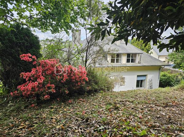 Sur un terrain de 1400 m2, cette maison des années 60 de près de 200 m2, vous séduira par son style vintage, sa localisation et ses volumes.
Au 1er niveau, elle se compose d’une entrée, une cuisine, un dégagement avec salle d’eau et WC, un salon/salle à manger avec cheminée de 30m2, une chambre, un second salon/bureau de 36 m2. Les pièces sont desservies par de grands couloirs.
A l’étage un espace détente, aménagé en salon, dessert 4 chambres, une salle d’eau avec WC ainsi qu’un grenier au même niveau, offrant un potentiel d’aménagement supplémentaire.
Le sous-sol non enterré, composé de plusieurs pièces, pourrait  convenir à une activité artisanale.
Un second garage jouxte le premier.
Cette maison  pourra accueillir une famille, un artisan, ou pourquoi pas un projet de chambres d’hôtes.
Elle est implantée sur un terrain offrant un environnement naturel privilégié.
Son jardin en relief, agrémenté d’arbres et d’un espace à l’esprit sous bois, créé une atmosphère paisible et intimiste.
Alors pour visiter, ne tardez pas, appelez moi.