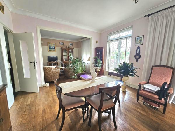Sur un terrain de 1400 m2, cette maison des années 60 de près de 200 m2, vous séduira par son style vintage, sa localisation et ses volumes.
Au 1er niveau, elle se compose d’une entrée, une cuisine, un dégagement avec salle d’eau et WC, un salon/salle à manger avec cheminée de 30m2, une chambre, un second salon/bureau de 36 m2. Les pièces sont desservies par de grands couloirs.
A l’étage un espace détente, aménagé en salon, dessert 4 chambres, une salle d’eau avec WC ainsi qu’un grenier au même niveau, offrant un potentiel d’aménagement supplémentaire.
Le sous-sol non enterré, composé de plusieurs pièces, pourrait  convenir à une activité artisanale.
Un second garage jouxte le premier.
Cette maison  pourra accueillir une famille, un artisan, ou pourquoi pas un projet de chambres d’hôtes.
Elle est implantée sur un terrain offrant un environnement naturel privilégié.
Son jardin en relief, agrémenté d’arbres et d’un espace à l’esprit sous bois, créé une atmosphère paisible et intimiste.
Alors pour visiter, ne tardez pas, appelez moi.