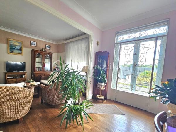 Sur un terrain de 1400 m2, cette maison des années 60 de près de 200 m2, vous séduira par son style vintage, sa localisation et ses volumes.
Au 1er niveau, elle se compose d’une entrée, une cuisine, un dégagement avec salle d’eau et WC, un salon/salle à manger avec cheminée de 30m2, une chambre, un second salon/bureau de 36 m2. Les pièces sont desservies par de grands couloirs.
A l’étage un espace détente, aménagé en salon, dessert 4 chambres, une salle d’eau avec WC ainsi qu’un grenier au même niveau, offrant un potentiel d’aménagement supplémentaire.
Le sous-sol non enterré, composé de plusieurs pièces, pourrait  convenir à une activité artisanale.
Un second garage jouxte le premier.
Cette maison  pourra accueillir une famille, un artisan, ou pourquoi pas un projet de chambres d’hôtes.
Elle est implantée sur un terrain offrant un environnement naturel privilégié.
Son jardin en relief, agrémenté d’arbres et d’un espace à l’esprit sous bois, créé une atmosphère paisible et intimiste.
Alors pour visiter, ne tardez pas, appelez moi.