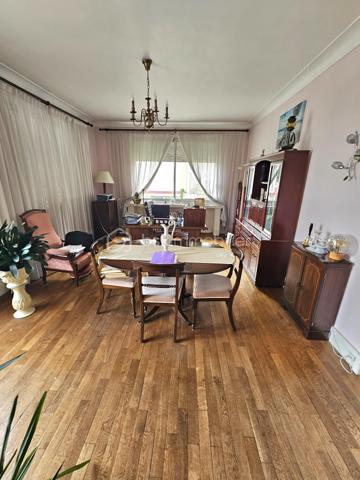Sur un terrain de 1400 m2, cette maison des années 60 de près de 200 m2, vous séduira par son style vintage, sa localisation et ses volumes.
Au 1er niveau, elle se compose d’une entrée, une cuisine, un dégagement avec salle d’eau et WC, un salon/salle à manger avec cheminée de 30m2, une chambre, un second salon/bureau de 36 m2. Les pièces sont desservies par de grands couloirs.
A l’étage un espace détente, aménagé en salon, dessert 4 chambres, une salle d’eau avec WC ainsi qu’un grenier au même niveau, offrant un potentiel d’aménagement supplémentaire.
Le sous-sol non enterré, composé de plusieurs pièces, pourrait  convenir à une activité artisanale.
Un second garage jouxte le premier.
Cette maison  pourra accueillir une famille, un artisan, ou pourquoi pas un projet de chambres d’hôtes.
Elle est implantée sur un terrain offrant un environnement naturel privilégié.
Son jardin en relief, agrémenté d’arbres et d’un espace à l’esprit sous bois, créé une atmosphère paisible et intimiste.
Alors pour visiter, ne tardez pas, appelez moi.