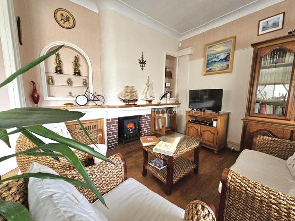 Sur un terrain de 1400 m2, cette maison des années 60 de près de 200 m2, vous séduira par son style vintage, sa localisation et ses volumes.
Au 1er niveau, elle se compose d’une entrée, une cuisine, un dégagement avec salle d’eau et WC, un salon/salle à manger avec cheminée de 30m2, une chambre, un second salon/bureau de 36 m2. Les pièces sont desservies par de grands couloirs.
A l’étage un espace détente, aménagé en salon, dessert 4 chambres, une salle d’eau avec WC ainsi qu’un grenier au même niveau, offrant un potentiel d’aménagement supplémentaire.
Le sous-sol non enterré, composé de plusieurs pièces, pourrait  convenir à une activité artisanale.
Un second garage jouxte le premier.
Cette maison  pourra accueillir une famille, un artisan, ou pourquoi pas un projet de chambres d’hôtes.
Elle est implantée sur un terrain offrant un environnement naturel privilégié.
Son jardin en relief, agrémenté d’arbres et d’un espace à l’esprit sous bois, créé une atmosphère paisible et intimiste.
Alors pour visiter, ne tardez pas, appelez moi.