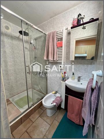 Maison de village sans travaux avec garages et jardin